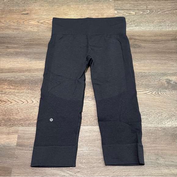 Lululemon Seamlessly Street Crop Capri Black 17” size Leggings - Picture 2 of 5